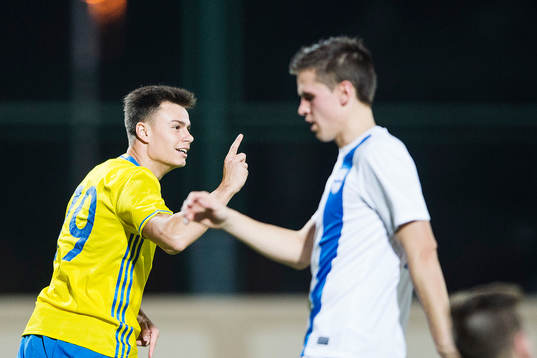 Sveriges Melker Hallberg gör 2-0 och jublar