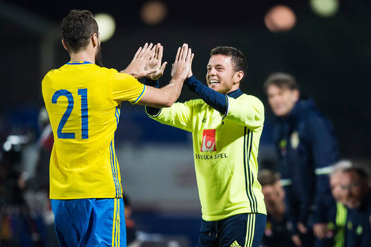 Sveriges Emir Kujovic gör 3-0 och jublar med Kerim Mrabti