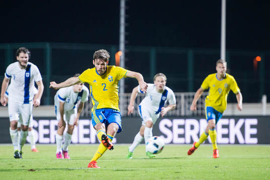 Sveriges Emil Salomonsson gör 1-0 på straff