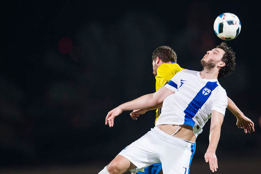 Sveriges Marcus Rohdén och Finlands Mehmet Hetemaj i en