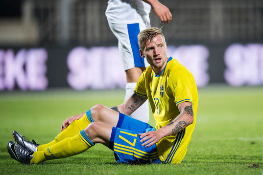 Sveriges Sebastian Eriksson reagerar mot domaren