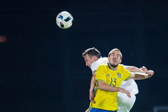 Sveriges Anton Tinnerholm i en luftduell