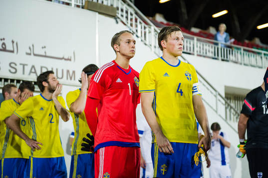 Sveriges Emil Bergström och målvakt Patrik Carlgren