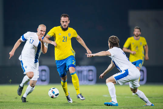 Sveriges Emir Kujovic tar sig förbi Finlands Johannes