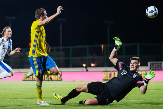 Sveriges Marcus Rohdén med en chans mot Finlands Mika