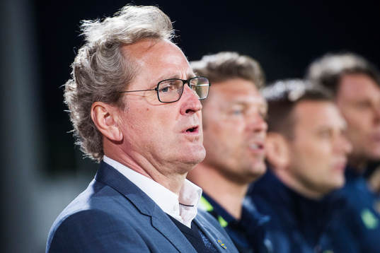 Sveriges förbundskapten Erik Hamrén sjunger med i