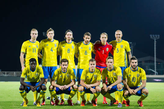 Sveriges spelare står uppställda för en lagbild övre