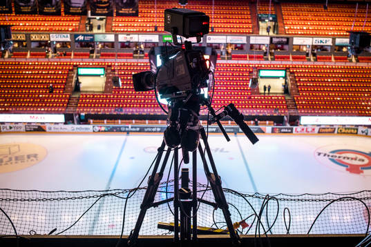 En tv-kamera före ishockeymatchen i SHL mellan Brynäs och