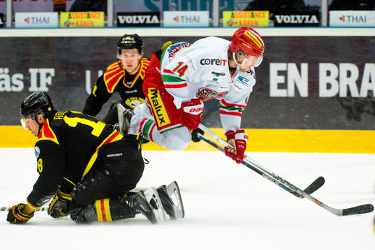 Modos Emil Pettersson faller över Brynäs Anton Rödin