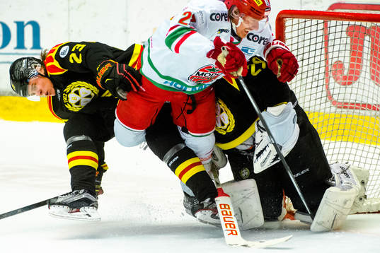 Modos Peter Öberg kolliderar med Brynäs målvakt Bernhard