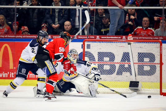 s Kristofer Berglund och målvakt Erik Ersberg