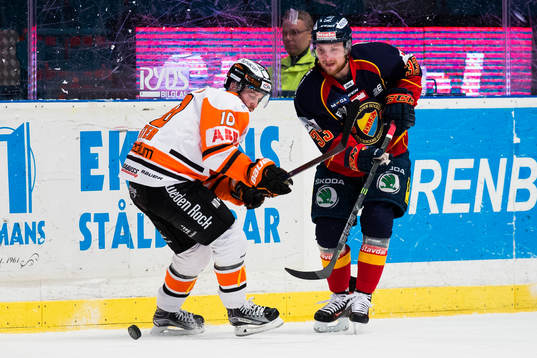 Karlskronas Mattias Guter i kamp om pucken med Djurgårdens