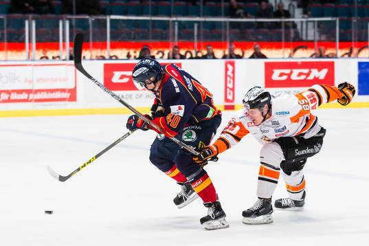 Djurgårdens Tomi Sallinen jagas av Karlskronas Toni