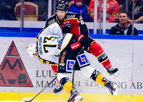 Luleås Craig Schira tacklar Skellefteås Terry Broadhurst