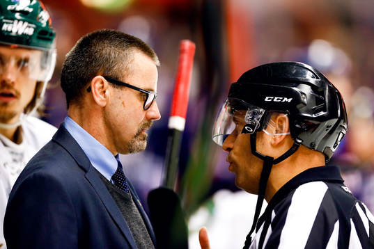 Färjestads tränare Tommy Samuelsson diskuterar med domaren