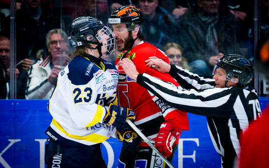 s Joseph Jonsson och Örebros Justin Hodgman gruffar