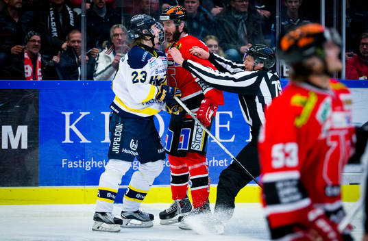 s Joseph Jonsson och Örebros Justin Hodgman gruffar