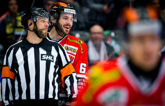 Örebros Justin Hodgman skrattar