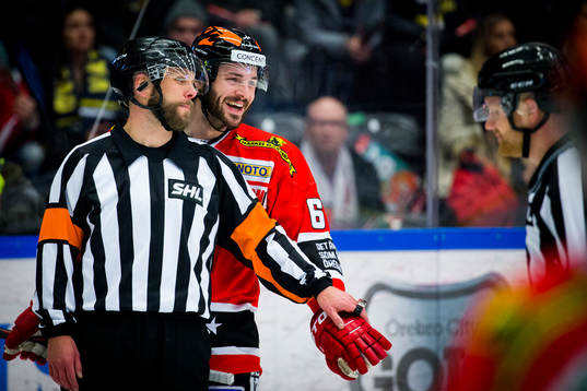 Örebros Justin Hodgman skrattar