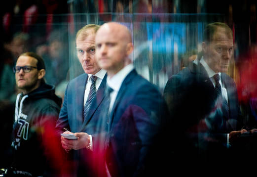 s tränare Johan Lindbom deppar