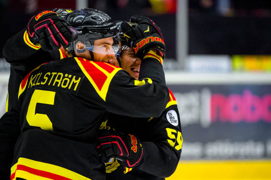 Brynäs Lukas Kilström och Sebastian Enterfeldt jublar
