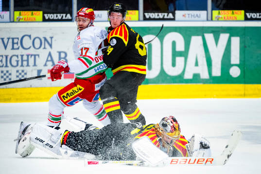 Brynäs målvakt Bernhard Starkbaum räddar friläge