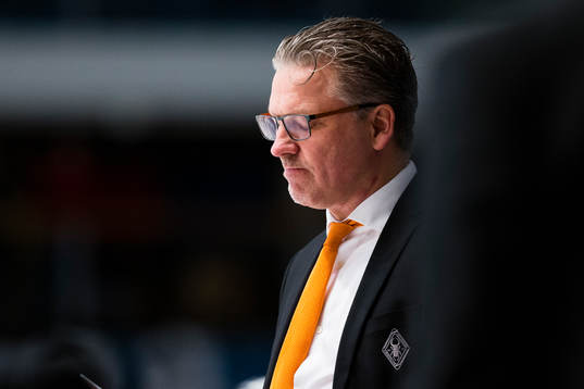 Karlskronas tränare Per Hånberg blundar