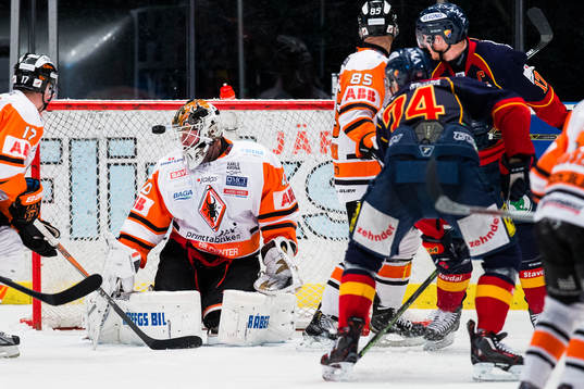 Karlskronas målvakt Johan Holmqvistsläpper in 2-0 för