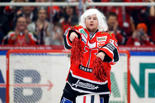 Örebros målvakt Julius Hudacek dansar