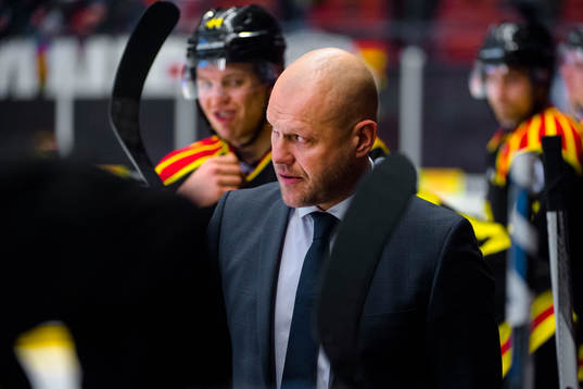 Modos tränare Andreas Johansson passerar Brynäs bås
