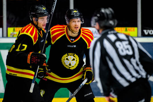 Brynäs Pathrik Westerholm och Nick Johnson jublar