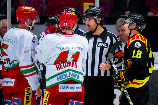 Domaren Mikael Sjöqvist i samtal med spelarna