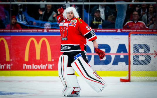 Örebros målvakt Julius Hudacek höll nollan och jublar