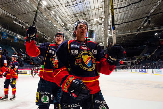 Djurgårdens Andreas Englund och Matt Anderson  tackar