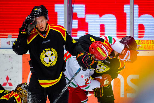 Brynäs Greg Scott deppar samtidigt som Modos Axel Ottosson