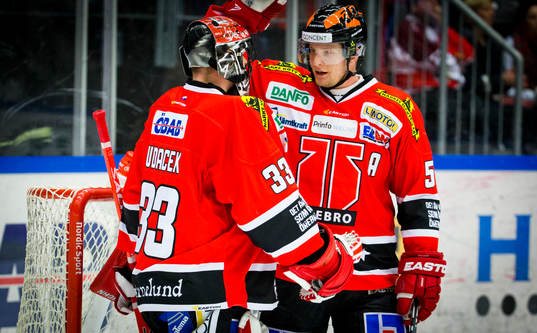 Örebros målvakt Julius Hudacek  och Johan Motin jublar