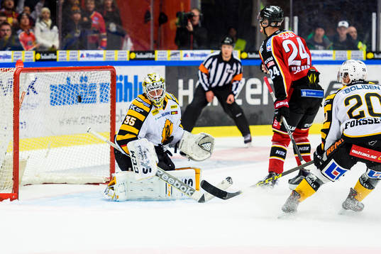 Luleås Johan Harju gör 5-2 bakom Skellefteås målvakt