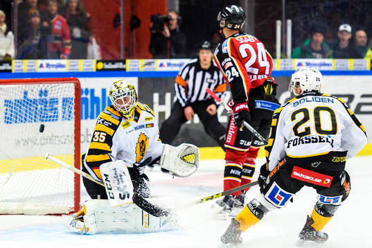 Luleås Johan Harju gör 5-2 bakom Skellefteås målvakt