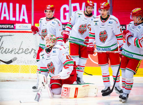 Modos målvakt Jonatan Bjurö med lagkamrater deppar