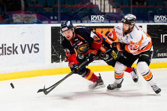 Djurgårdens Robin Press i kamp om pucken med Karlskronas