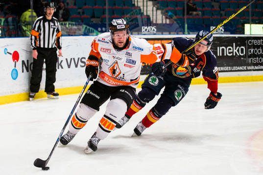 Karlskronas Robin Persson håller undan Djurgårdens Henrik
