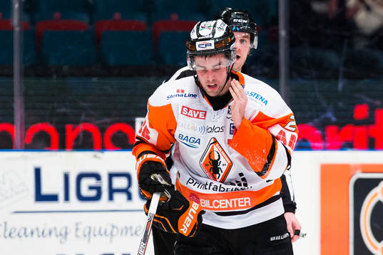 Karlskronas Riley Holzapfel tar sig för käken