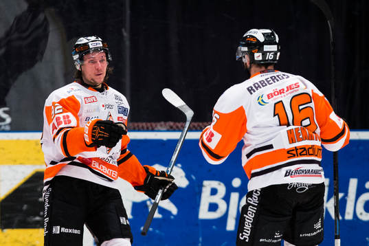 Karlskronas Jesper Olofsson och John Henrion jublar