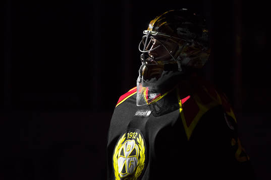 Brynäs målvakt Bernhard Starkbaum före ishockeymatchen i