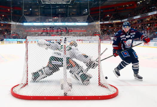 Linköpings Andrew Gordon sparkar in returen