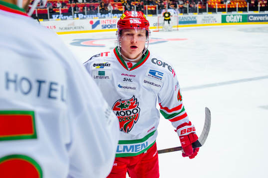 Modos Carl Grundström jublar