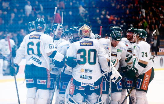 Färjestads spelare tackar målvakt Lars Haugen