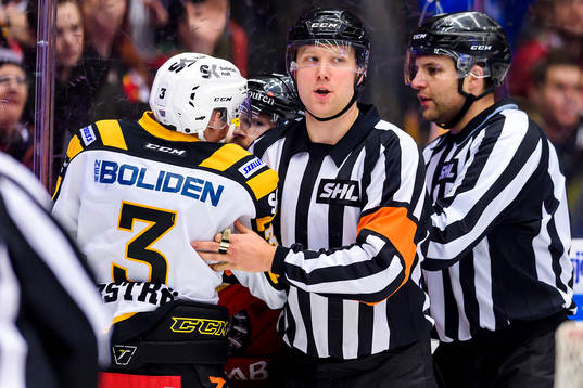 Domare Aleksi Rantala går i mellan Skellefteås Niclas