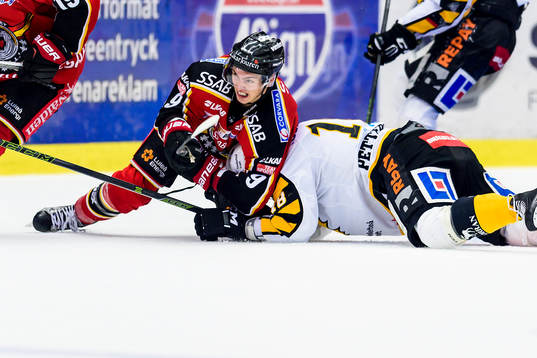 Luleås Johan Forsberg trycker ner Skellefteås Pontus