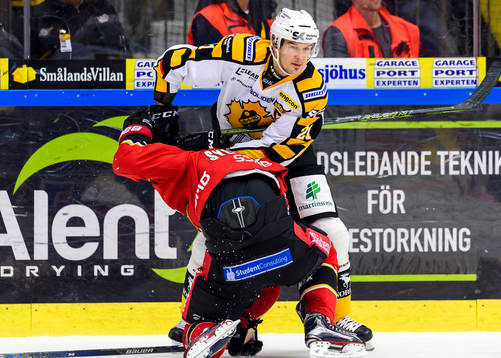 Skellefteås Jimmie Ericsson trycker ner Luleås Emil